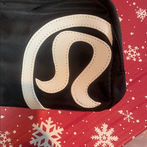 Lululemon Large Everywhere Belt Bag - Picture 2 of 7